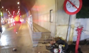 Tông vào lan can cửa hầm đường bộ trên quốc lộ ở Huế, 2 người đi xe máy tử nạn