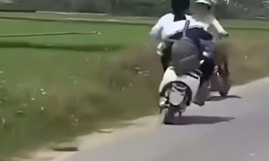 Triệu tập 2 thiếu niên lạng lách, gây tai nạn cho một phụ nữ