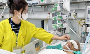 Cha ung thư, chồng chấn thương sọ não, vợ gãy tay nén đau xin xuất viện chăm