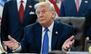 Ông Trump tuyên bố eo biển Hormuz sẽ 'sớm được mở cửa' trở lại