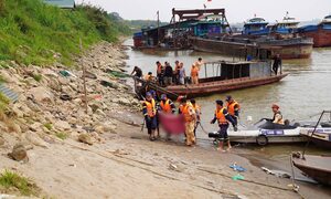 Chìm tàu hút cát ở Phú Thọ, 2 người chết và mất tích