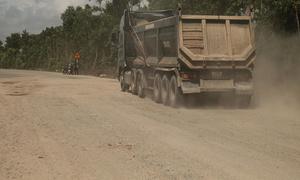 Đường vào khu kinh tế ở Quảng Trị hỏng tan tác vẫn oằn mình 'cõng' xe cỡ lớn