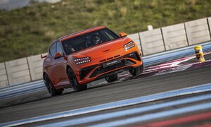 Genesis GV60 Magma - 'Ông vua' tốc độ của kỷ nguyên xe điện