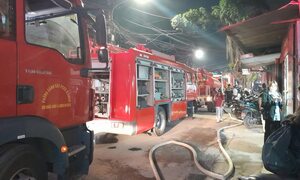 Mở lối thoát nạn khẩn cấp cứu 7 người mắc kẹt trong vụ cháy nhà ở Hà Nội