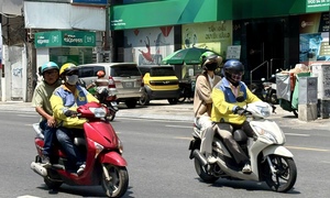 Giá xăng cao, người dân cân nhắc từng lần phải nổ máy xe ra đường