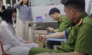 2 cán bộ công an xã vượt 30km hiến máu cứu bệnh nhân 