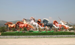 'Hồi sinh' 8 linh vật ngựa ở xã biên giới Quảng Trị bị phá mất đầu, cụt chân