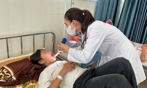 Hàng chục người nhập viện nghi do ngộ độc sau khi ăn bánh mì: Lấy mẫu xét nghiệm