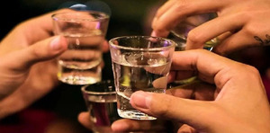 Người đàn ông 35 tuổi ngừng tim, nguy kịch sau khi uống rượu ngoại