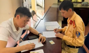 Dừng xe ngược chiều trên đường Võ Nguyên Giáp, tài xế Hà Nội bị xử phạt