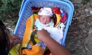 Phát hiện bé trai sơ sinh bị bỏ rơi trước cổng nhà dân ở Nghệ An