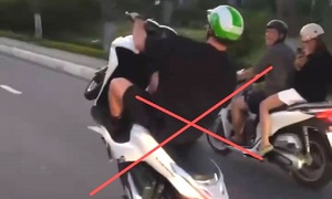 Nam thanh niên ngoại quốc 'bốc đầu' mô tô trên đường phố Đà Nẵng