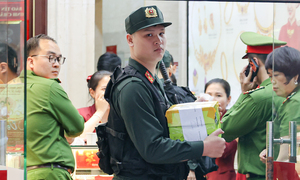 Công an thu giữ nhiều thùng tài liệu tại 2 cửa hàng Bảo Tín Minh Châu ở Hà Nội