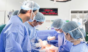 Người phụ nữ trẻ mang khối u xơ tử cung gần 12kg