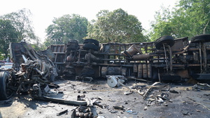 Hai ô tô cháy rụi sau va chạm ở TP.HCM