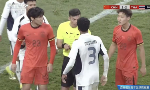 Đội nhà xô xát với đối thủ bị phạt thẻ đỏ, dân mạng Trung Quốc tranh cãi