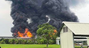 Lửa rừng rực bao trùm khu nhà xưởng ở Hưng Yên