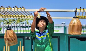 Công nhân mồ hôi ướt áo dựng sân khấu khai mạc Năm du lịch quốc gia tại Gia Lai