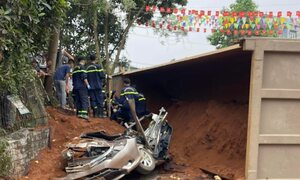 Xe tải lật đè trúng ô tô con và xe máy, 2 nữ tài xế tử vong