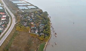 Nhà cửa chực chờ đổ sập, dân 'dài cổ' chờ tái định cư