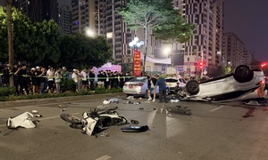 Ô tô Lexus tông liên hoàn 5 xe rồi lật ngửa trên phố Hà Nội