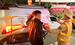 Xác định nguyên nhân ô tô Lexus tông loạt xe trên phố Hà Nội