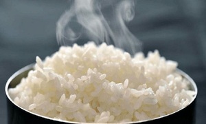 Khi nấu cơm, tại sao lại cho thêm giấm trắng và dầu ăn?