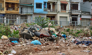 Rác thải bóp nghẹt 5km kênh ở Hà Nội, nước đen hôi nồng nặc