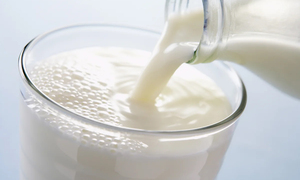 Sữa sắp hết hạn vẫn uống được hay nhất thiết phải đổ đi?