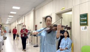 Xúc động cảnh nữ bệnh nhân khoa Cấp cứu BV Bạch Mai chơi viola tri ân y bác sỹ
