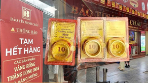 Giá vàng bật tăng mạnh, nhiều người xếp hàng từ sớm vẫn không mua được