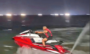 Liều lĩnh lái mô tô nước trong bãi tắm công cộng, TikToker bị mời làm việc