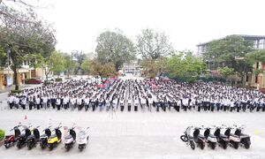 Học sinh Hà Nội trải nghiệm xe máy VinFast: 'Đi êm, dễ lái, bảo vệ môi trường'