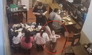 Điều tra nam thanh niên đạp ngã bé gái trong quán ăn gây phẫn nộ