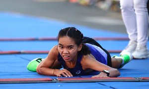 Nể phục nữ VĐV kiệt sức trên đường vẫn không bỏ cuộc, gồng mình bò qua vạch đích