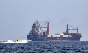 Mỹ - Israel tung đòn tập kích thành phố cảng Iran gần eo biển Hormuz