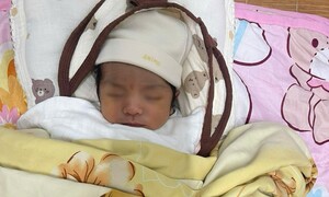 Bé trai 7 ngày tuổi bị bỏ rơi trước cửa nhà dân ở Bắc Ninh