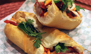 Số ca nhập viện nghi ngộ độc sau khi ăn bánh mì ở Đắk Lắk tăng lên 61 người