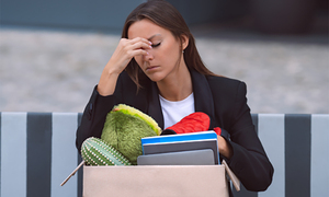 Liên tục đi làm sớm, cô gái bị khiển trách rồi đuổi việc