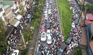 Xe máy tràn vào ngõ tìm lối thoát, giao thông hỗn loạn sau khi cấm cầu Long Biên