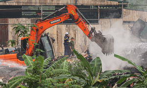 Cảnh sát dùng robot, máy xúc xuyên đêm dập đám cháy xưởng 6.000m² ở Hà Nội