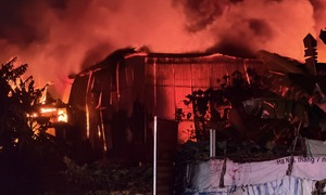 Kho xưởng ở Hà Nội bốc cháy dữ dội lúc rạng sáng