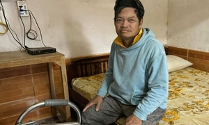 Nỗi đau câm lặng của người đàn ông nằm liệt giường, chưa một lần được đi viện