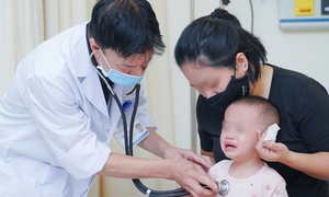 Trẻ mắc tay chân miệng, cha mẹ chật vật xoay lịch chăm con