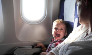 Trẻ nhỏ quấy khóc, sợ hãi khi đi máy bay, chuyên gia chỉ mẹo trấn an hiệu quả