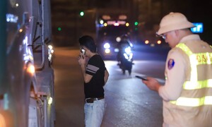 Bị CSGT tuýt còi, tài xế xe chở đất gọi điện liên tục 15 phút