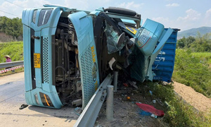 Container lấn làn tông xe máy, 3 người tử vong ở Đắk Lắk