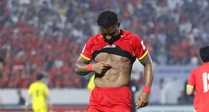 Xuân Son ghi 2 bàn đập tan chỉ trích thừa cân, khoe cơ bụng không mỡ