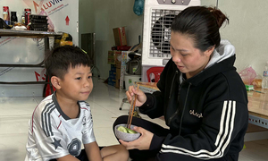 Ước mơ miếng gà rán của con và 'hai bản án' ung thư đè nặng vai người mẹ nghèo