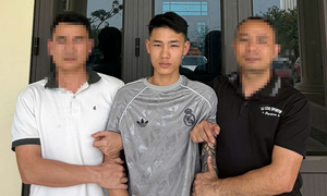 Bắt 2 kẻ kề dao vào cổ, cướp tài sản người phụ nữ trong đêm ở Phú Thọ